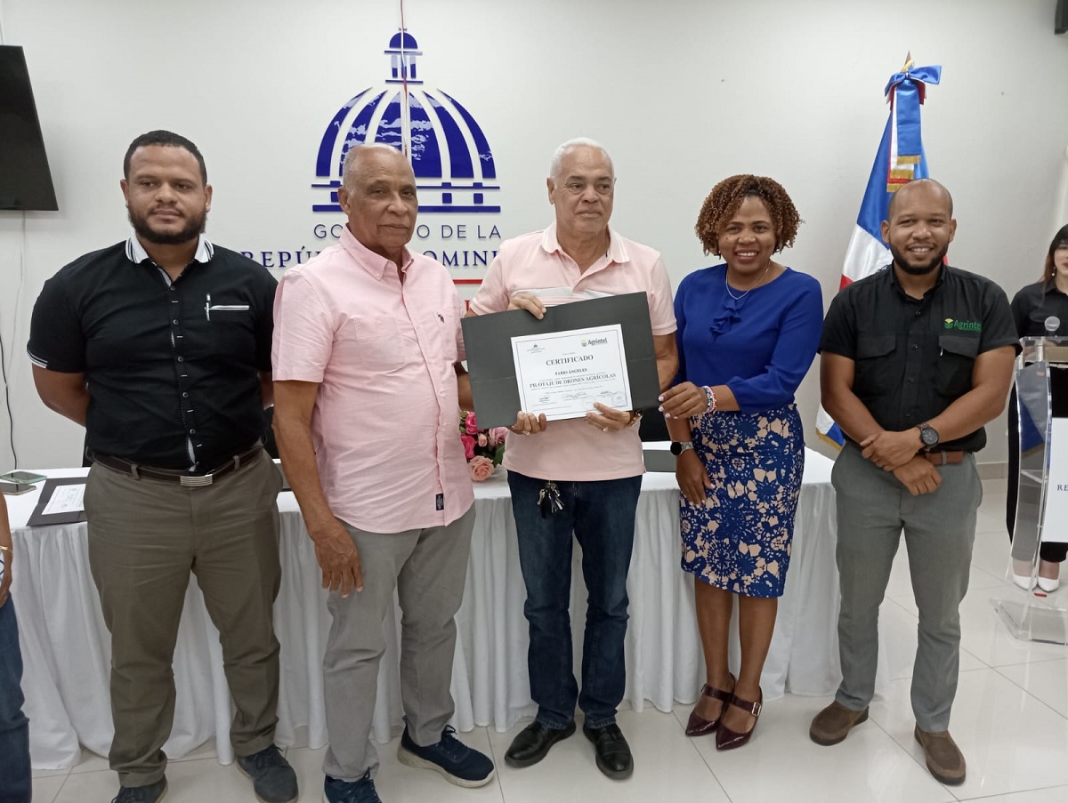 Agricultural technicians trained in drone piloting in Santiago